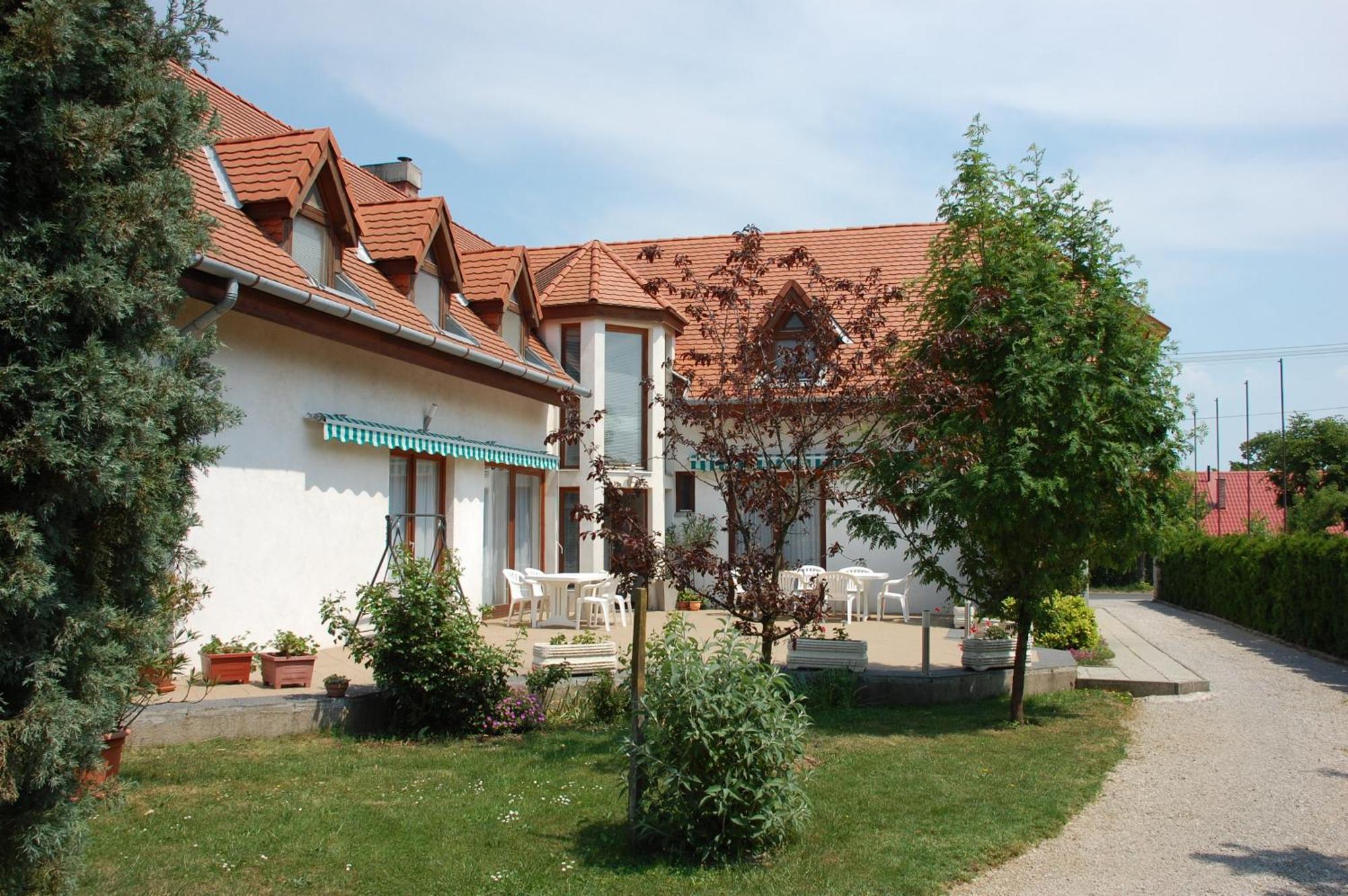 Hotel Emil Panzió Balatongyörök Exterior foto