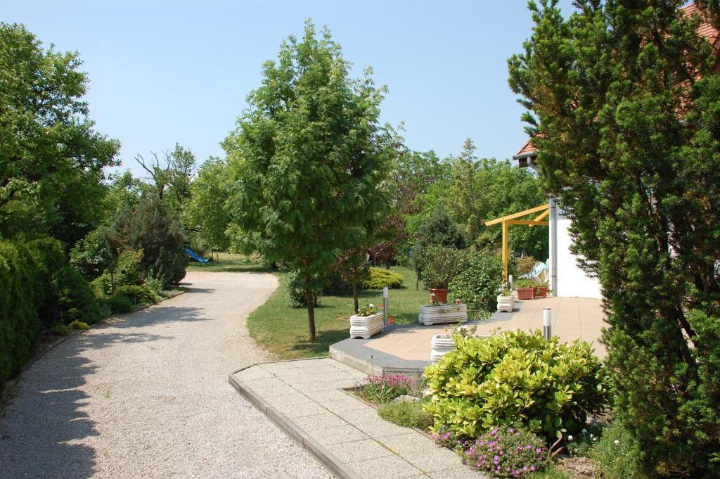 Hotel Emil Panzió Balatongyörök Exterior foto
